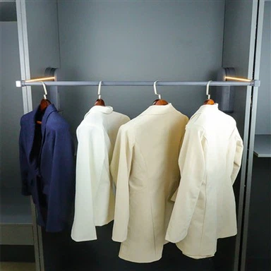 ארון בגדים פנימי עם מוט תלייה הרמה